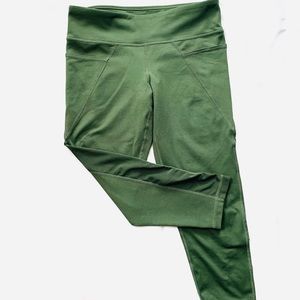 Mono B Women’s Green Seamless Crop Work Out Pant